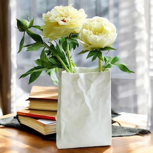 Vaso in carta stropicciata bianca / Portafiori decorativo moderno / Vaso in ceramica minimalista / Centrotavola per fiori / Esposizione floreale moderna