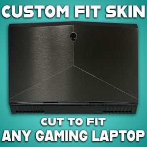 Könnte beinhalten: Ein schwarzer Laptop-Skin mit gebürsteter Metallstruktur. Der Text "CUSTOM FIT SKIN" steht oben und "CUT TO FIT ANY GAMING LAPTOP" unten. Der Laptop hat ein markantes Design mit einem zentralen Logo.