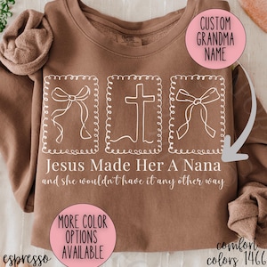 Pu&ograve; includere: Felpa color espresso con la scritta "Jesus Made Her A Nana and she wouldn't have it any other way". Il design include una croce e fiocchi bianchi, con l'opzione per un nome personalizzato della nonna.