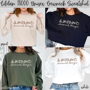 Puede incluir: Cuatro sudaderas unisex Gildan 18000 en arena, negro, verde militar y blanco. Cada sudadera presenta un gr&aacute;fico blanco con una fuente, flores, un tren, un melocot&oacute;n y el texto "Savannah, Georgia".
