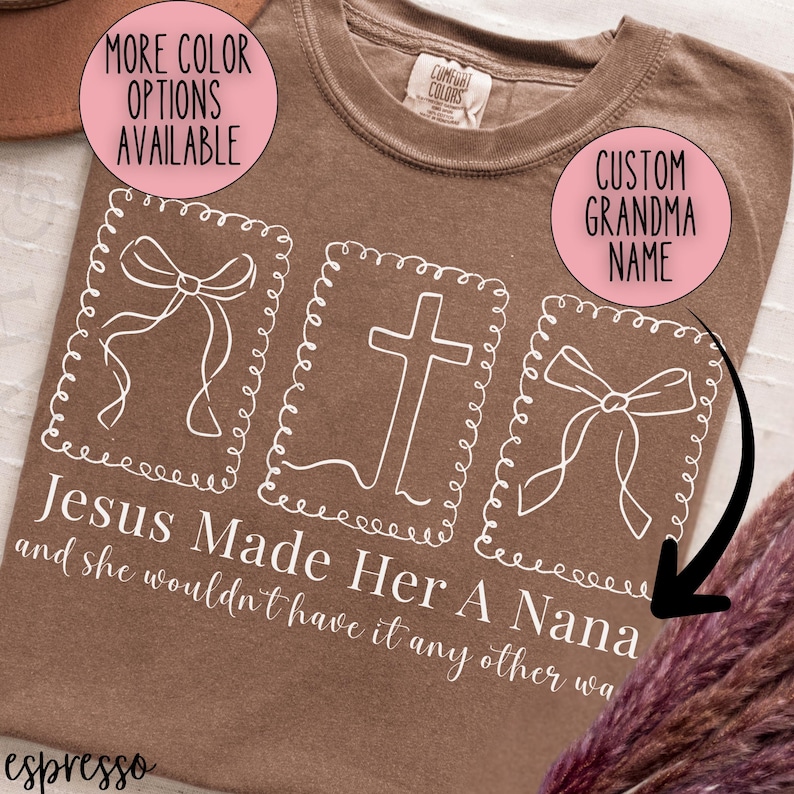 Pu&ograve; includere: T-shirt color espresso con grafica bianca di una croce e fiocchi. Il testo recita "Jesus Made Her A Nana and she wouldn't have it any other wa." Cerchi rosa dicono "More Color Options Available" e "Custom Grandma Name."