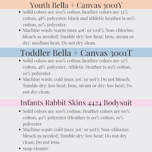 以下が含まれることがあります： Youth Bella + Canvas 3001Y、Toddler Bella + Canvas 3001T、Infants Rabbit Skins 4424 Bodysuitのテキスト。各製品の生地組成の詳細と洗濯表示が含まれています。画像は明るい背景にあります。