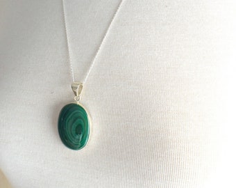 Collar largo ovalado de malaquita y plata de ley, colgante de piedra preciosa de malaquita verde con forma de ojo de buey.