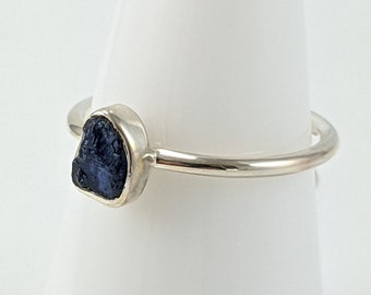 Roher blauer Saphir Silber Lünette Minimalist Stapelbarer Ring, Sterling Silber Roh Saphir Stapelring, WÄHLEN SIE IHREN RING