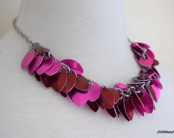 Collar de cota de malla de escala de aluminio peluda roja y rosa audaz, collar Scalemaille, regalo único para ella