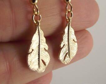 Pendientes pequeños de plumas doradas, pendientes minimalistas de oro, regalo de joyería dorada por menos de 20