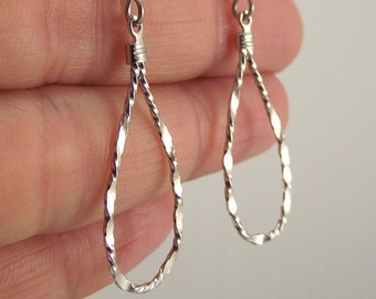 Pendientes de plata retorcida en forma de lágrima, joyería minimalista, regalo de San Valentín para ella menor de 15 años, guía de regalos.