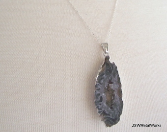 Colgante de rodaja de ágata drusa gris, collar de cristal de ágata de plata de ley