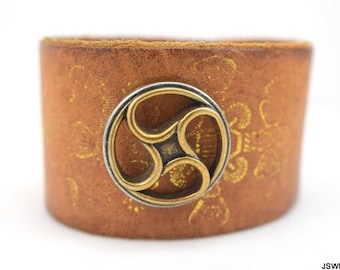 Hellbraun und Gold Leder Armspange mit Steampunk Concho Snap Armband, Handgemachte Unisex wiederverwendete Ledermanschette, Lederarmband