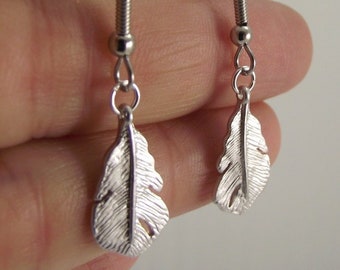 Pendientes pequeños de plata con forma de pluma, joyería minimalista de plata, pendientes diminutos, regalo por menos de 20