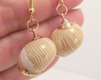 Pendientes de concha de caracol dorados, joyería orgánica de playa.