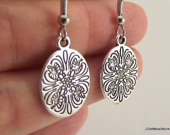Kleine geätzte Oval Zinn Ohrringe - Kleine Oval Silber Ohrringe - Minimalistischer Schmuck - Geschenk für Sie unter 20
