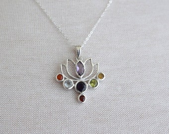 Collar de plata esterlina con loto y múltiples piedras preciosas, colgante de chakra con amatista, cornalina, topacio azul, tanzanita, peridoto, citrino y granate.
