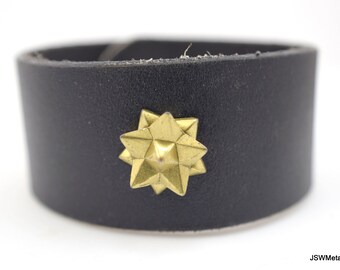 Schwarze Ledermanschette mit Messing Stern Burst Snap Armband, Handgemachte Unisex wiederverwendete Leder Manschette, Lederarmband Armband