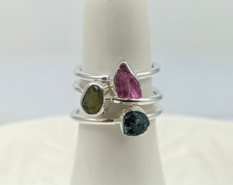 Anillo minimalista apilable con bisel de plata y turmalina rosa, azul o verde en bruto, joyería de plata de ley 925 con solitario de turmalina en bruto.