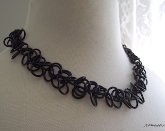 Statement schwarze Shaggy Loops Chainmaille Halskette, leichte schwarze Kettenhemd-Halskette für Frauen