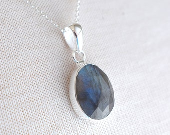 Collar ovalado facetado de plata de ley con labradorita y colgante de plata con labradorita azul brillante.