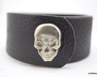 Schwarze Leder Armspange mit Totenkopf Snap Armband, Handgefertigte Unisex Ledermanschette, Lederarmband