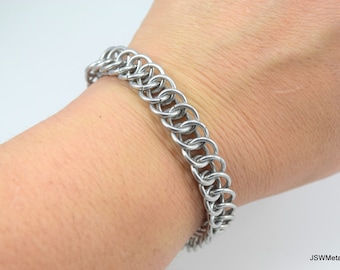 Pulsera mediana de malla metálica de aluminio plateado, pulsera artesanal especial de media cadena persa para hombres o mujeres.