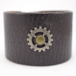 Donkerbruine steampunk versnelling lederen manchet drukarmband, handgemaakte unisex hergebruikte leren manchet, leren polsband armband