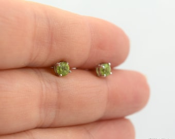 Pendientes de peridoto de 4 mm, joyería minimalista de plata de ley con piedra preciosa de peridoto