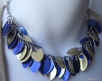 Petit collier en mailles hirsutes en aluminium bleu et doré, collier en écailles tendance