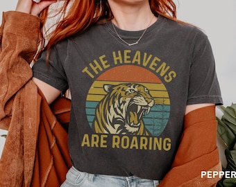 Camiseta cristiana retro, colores cómodos, camiseta "Los cielos rugen", camiseta de creyente, camiseta con versículo bíblico, camiseta de la iglesia Tiger Faith Catholic