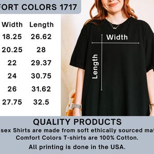 Puede incluir: Camiseta negra con detalles de talla y medidas. El ancho y el largo de la camiseta se muestran en pulgadas. Tambi&eacute;n se ve el texto "COMFORT COLORS 1717" y "QUALITY PRODUCTS". La camiseta es 100% algod&oacute;n.