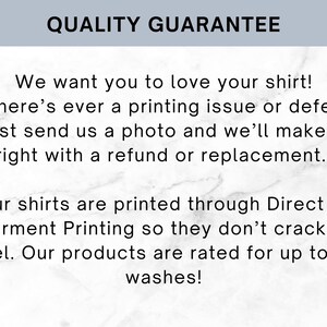 Puede incluir: Gr&aacute;fico de texto con las palabras "QUALITY GUARANTEE" en la parte superior. El texto a continuaci&oacute;n indica que el vendedor quiere que te encante tu camisa y ofrecer&aacute; un reembolso o reemplazo por problemas de impresi&oacute;n. Las camisas est&aacute;n impresas con Direct to Garment Printing y calificadas para hasta 50 lavados.