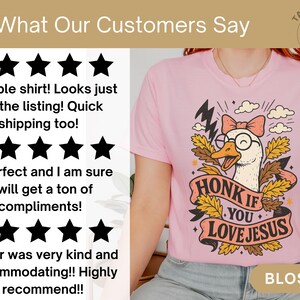Puede incluir: Camiseta rosa con un dibujo de un ganso de dibujos animados con gafas y un lazo, con el texto "HONK IF YOU LOVE JESUS". El dise&ntilde;o incluye rayos, nubes y hojas de oto&ntilde;o. La camiseta est&aacute; etiquetada como "BLOSSOM".