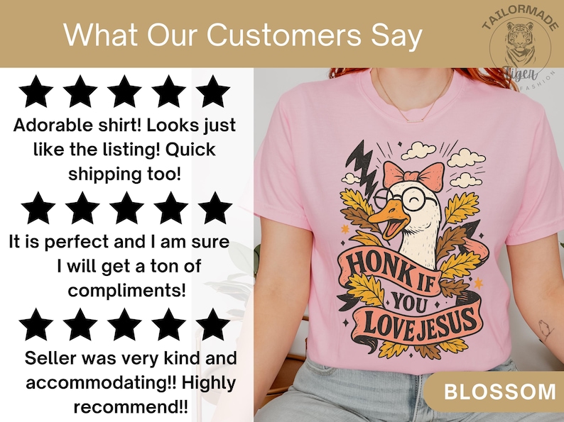 Puede incluir: Camiseta rosa con un dibujo de un ganso de dibujos animados con gafas y un lazo, con el texto "HONK IF YOU LOVE JESUS". El dise&ntilde;o incluye rayos, nubes y hojas de oto&ntilde;o. La camiseta est&aacute; etiquetada como "BLOSSOM".