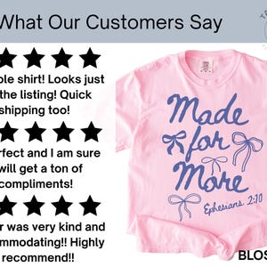 Puede incluir: Camiseta rosa claro con la frase "Made for More" en azul y dibujos de lazos. El texto "Ephesians 2:10" tambi&eacute;n est&aacute; presente. Pertenece a la colecci&oacute;n "Blossom".