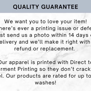 Pode incluir: Texto em fundo de m&aacute;rmore branco que diz "GARANTIA DE QUALIDADE". Afirma que o vendedor quer que voc&ecirc; ame seu item e oferece reembolsos ou substitui&ccedil;&otilde;es por problemas de impress&atilde;o em at&eacute; 14 dias ap&oacute;s a entrega. As roupas s&atilde;o impressas com impress&atilde;o direta na pe&ccedil;a e s&atilde;o classificadas para at&eacute; 50 lavagens.