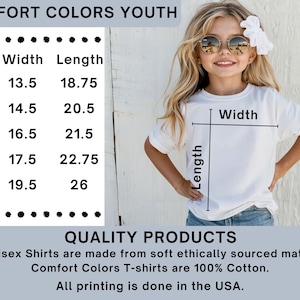 Puede incluir: Una camiseta blanca con una tabla de tallas titulada Comfort Colors Youth. La tabla muestra las tallas de XS a XL con medidas de ancho y largo en pulgadas. El texto indica que las camisetas son 100% algod&oacute;n y est&aacute;n impresas en los EE. UU.