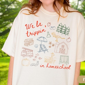 Homeschool Shirt Geschenk für Homeschool Mama Comfort Farben TShirt Trippin Nicht alle Klassenzimmer haben vier Wände T-Shirt Charlotte Mason Naturliebhaber