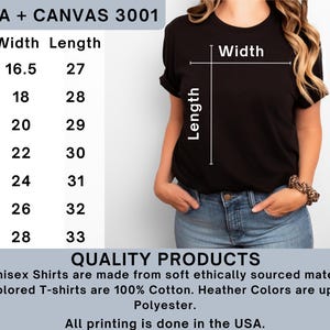 Pode incluir: T-shirt preta com tabela de tamanhos e medidas em cent&iacute;metros. A tabela lista os tamanhos XS a 3XL, com as larguras e comprimentos correspondentes. A t-shirt &eacute; feita de materiais macios e de origem &eacute;tica.