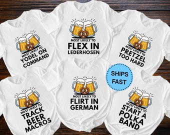 Op de afbeelding: Witte T-shirts met bierthema-afbeeldingen. Elk shirt heeft een cartoon bierpul en pretzel ontwerp, met zinnen als "Most Likely to Yodel on Command" en "Most Likely to Flex in Lederhosen". Een blauwe cirkel zegt "Snel verzonden".