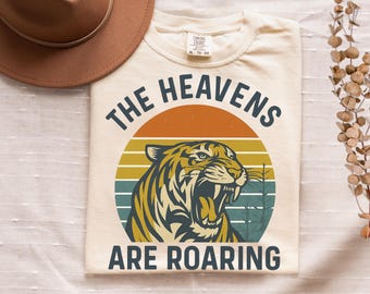 Camiseta cristiana retro, colores cómodos, camiseta "Los cielos rugen", camiseta de creyente, camiseta con versículo bíblico, camiseta de la iglesia Tiger Faith Catholic