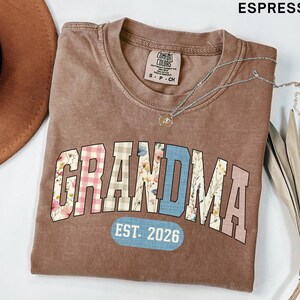 Oma Shirt Est 2026, Muttertagsgeschenk für neue Oma, Blumenmuster zu Oma Schwangerschaft enthüllen T-Shirt, Oma Geburtstagsgeschenk