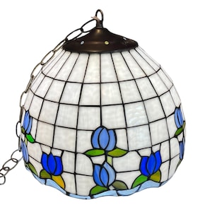 Vintage Tiffany-Stil Hängelampe, gekennzeichnet durch ihren Glasschirm mit weißem Gittermuster und blauen Tulpen!