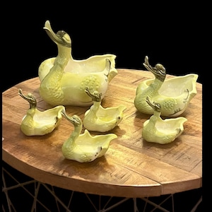 Vintage Hull Pottery Family med 6 Swan-planteringskrukor, mitten av århundradet när det är som bäst.