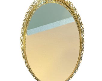 Vintage ovales, verspiegeltes Schminktablett mit Goldfiligranmuster im Hollywood Regency-Stil.