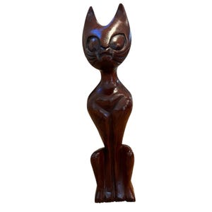 Mid-Century Modern Hand-Carved Siamese Cat Sculpture, made of Dark Wood like Teak. From the 50s.