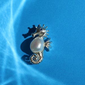 Baroque Pearl Seahorse Brooch Pendant – Solid Sterling Silver with Blue Sapphire Eye | Handmade Convertible Ocean Jewelry,Gift for Her/Him
