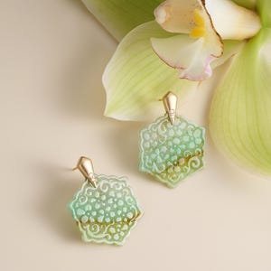 Pendientes hexagonales de jade verde natural, tallado floral en oro de 14 quilates, detalles de diamantes, estilo minimalista.