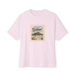 Chemise carte postale salutations - T-shirt graphique rétro inspiré du voyage, typographie esthétique vintage