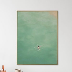 Serene Swimmers Matte Vertikales Poster - Minimalistischer Luftaufnahme Kunstdruck, ruhiges grünes Wasser, friedliche Wanddekoration, entspannendes Schwimmen