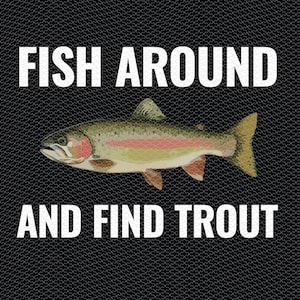 Puede incluir: Fondo negro con el texto blanco « FISH AROUND AND FIND TROUT ». Una colorida trucha se encuentra en el centro de la imagen, con tonos verdes, rojos y amarillos.