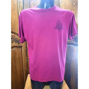 Vintage Mens XL Tshirt Mono Village Twin Lakes Hawaii Troutfitters Burgundy Fly Fishing 1990s