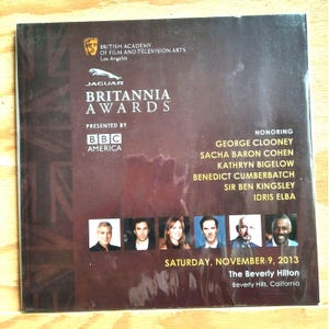 Puede incluir: Un programa para los Premios Britannia de 2013, presentado por BBC America y patrocinado por Jaguar. El programa presenta una lista de homenajeados, entre ellos George Clooney, Sacha Baron Cohen, Kathryn Bigelow, Benedict Cumberbatch, Sir Ben Kingsley e Idris Elba. El evento tuvo lugar el sábado 9 de noviembre de 2013 en The Beverly Hilton en Beverly Hills, California.